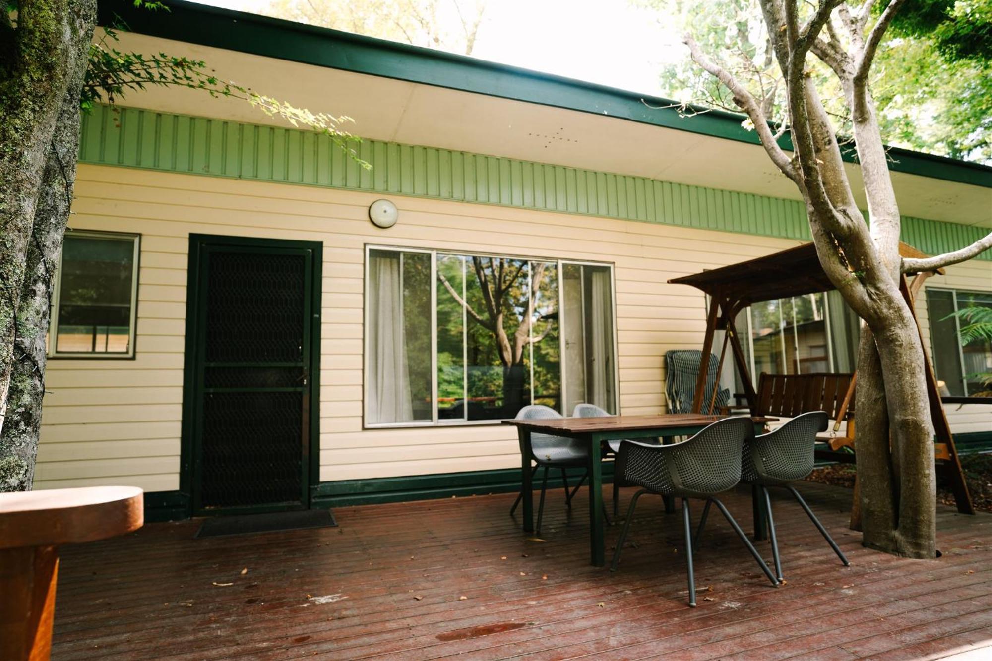 Alpine Riverside Cottages Porepunkah Exterior photo